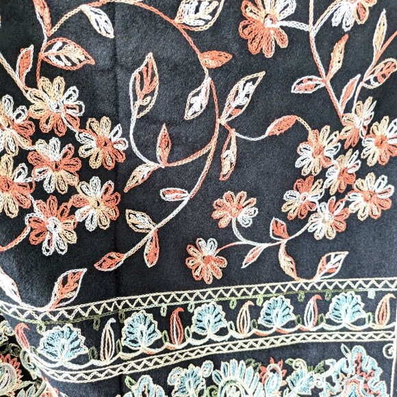 Share Embroidered Cashmere Black shawl wrap for women - Gift for her 🎄🎁 - Picture 3 of 11